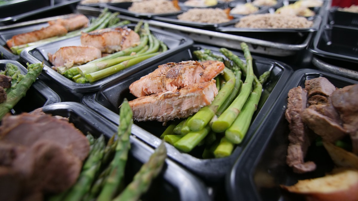 Expert en nutrition sportive analysant les stratégies nutritionnelles